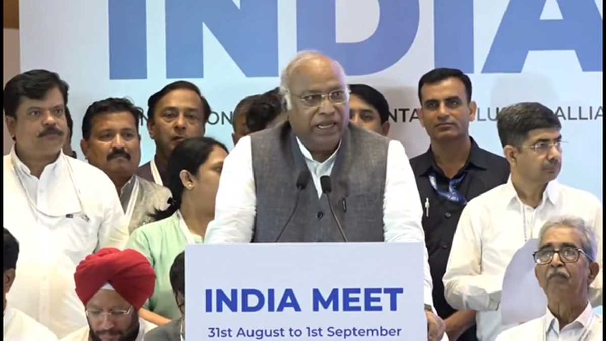 विपक्षी दल गिरफ्तारी और छापे के लिए तैयार रहे : खड़गे